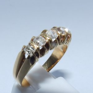 Sortija Quintillo en Oro con 5 Diamantes Naturales talla "Old Mine Cut" con 0,58 ct. Total. Certificado IGE