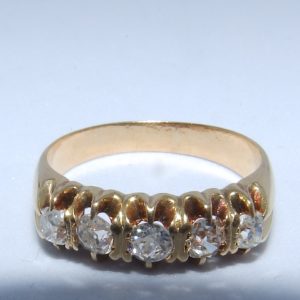 Sortija Quintillo en Oro con 5 Diamantes Naturales talla "Old Mine Cut" con 0,58 ct. Total. Certificado IGE