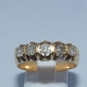 Sortija Quintillo en Oro con 5 Diamantes Naturales talla "Old Mine Cut" con 0,58 ct. Total. Certificado IGE