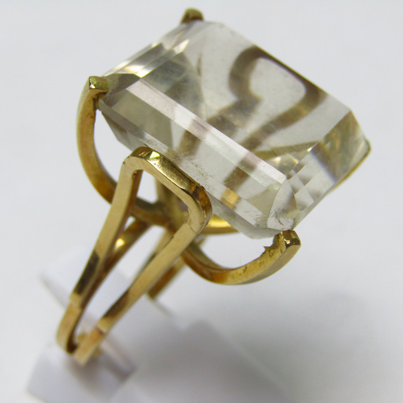 Sortijas en Oro de 18k, con Topacio central talla rectangular. Sortijas en Oro de 18k, con Topacio central talla rectangular.