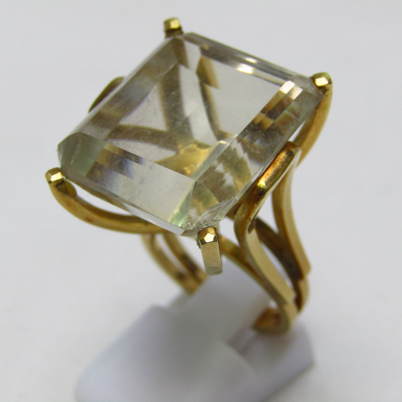 Sortijas en Oro de 18k, con Topacio central talla rectangular. Sortijas en Oro de 18k, con Topacio central talla rectangular.