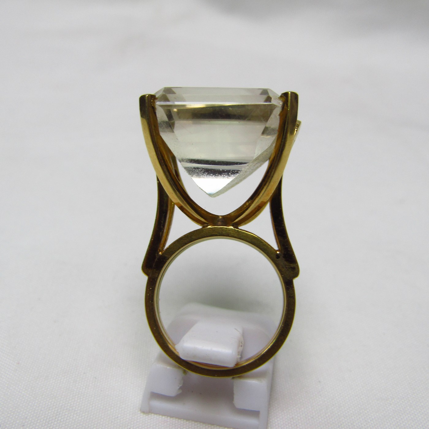 Sortijas en Oro de 18k, con Topacio central talla rectangular. Sortijas en Oro de 18k, con Topacio central talla rectangular.