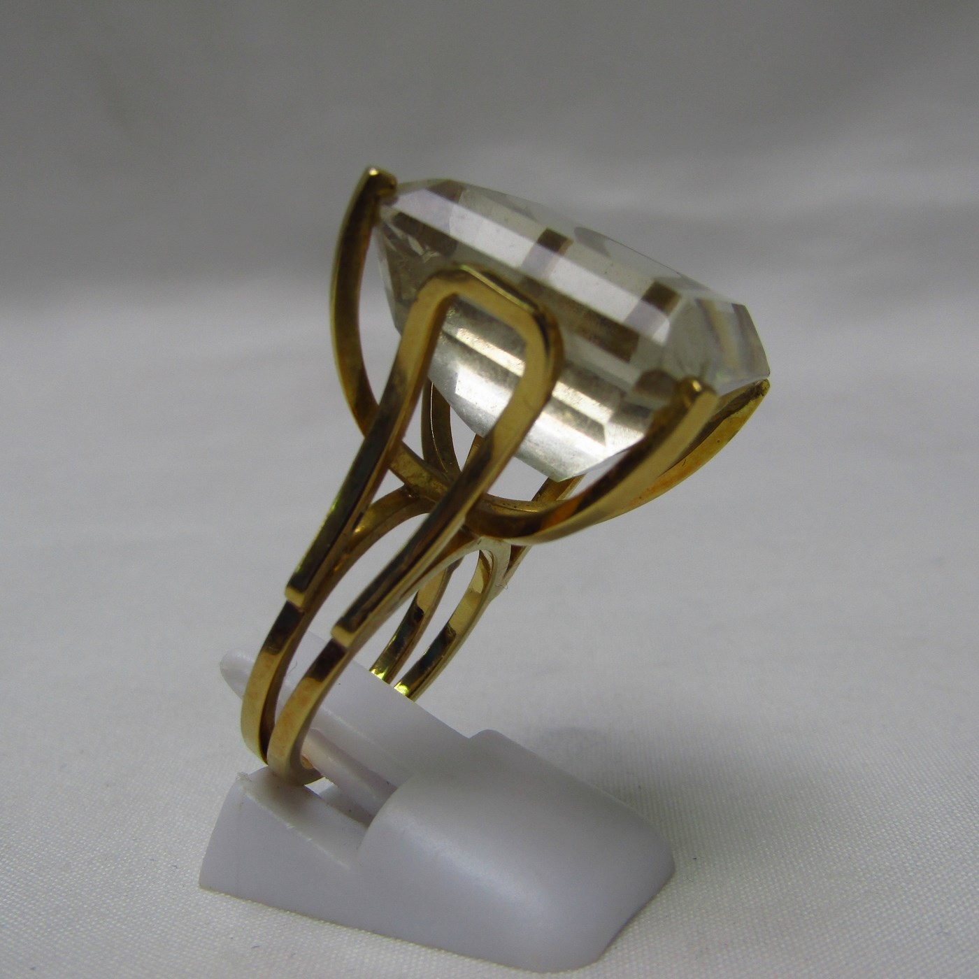 Sortijas en Oro de 18k, con Topacio central talla rectangular. Sortijas en Oro de 18k, con Topacio central talla rectangular.
