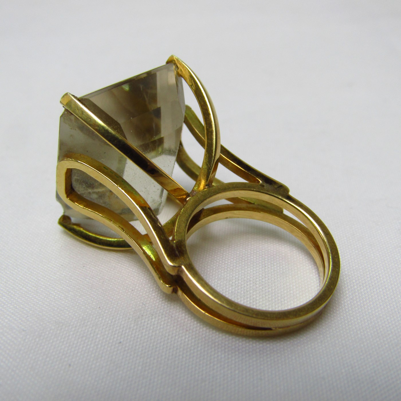 Sortijas en Oro de 18k, con Topacio central talla rectangular. Sortijas en Oro de 18k, con Topacio central talla rectangular.