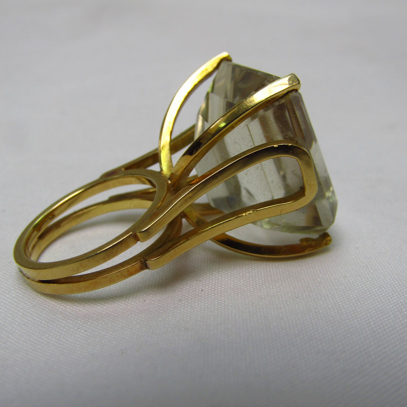 Sortijas en Oro de 18k, con Topacio central talla rectangular. Sortijas en Oro de 18k, con Topacio central talla rectangular.