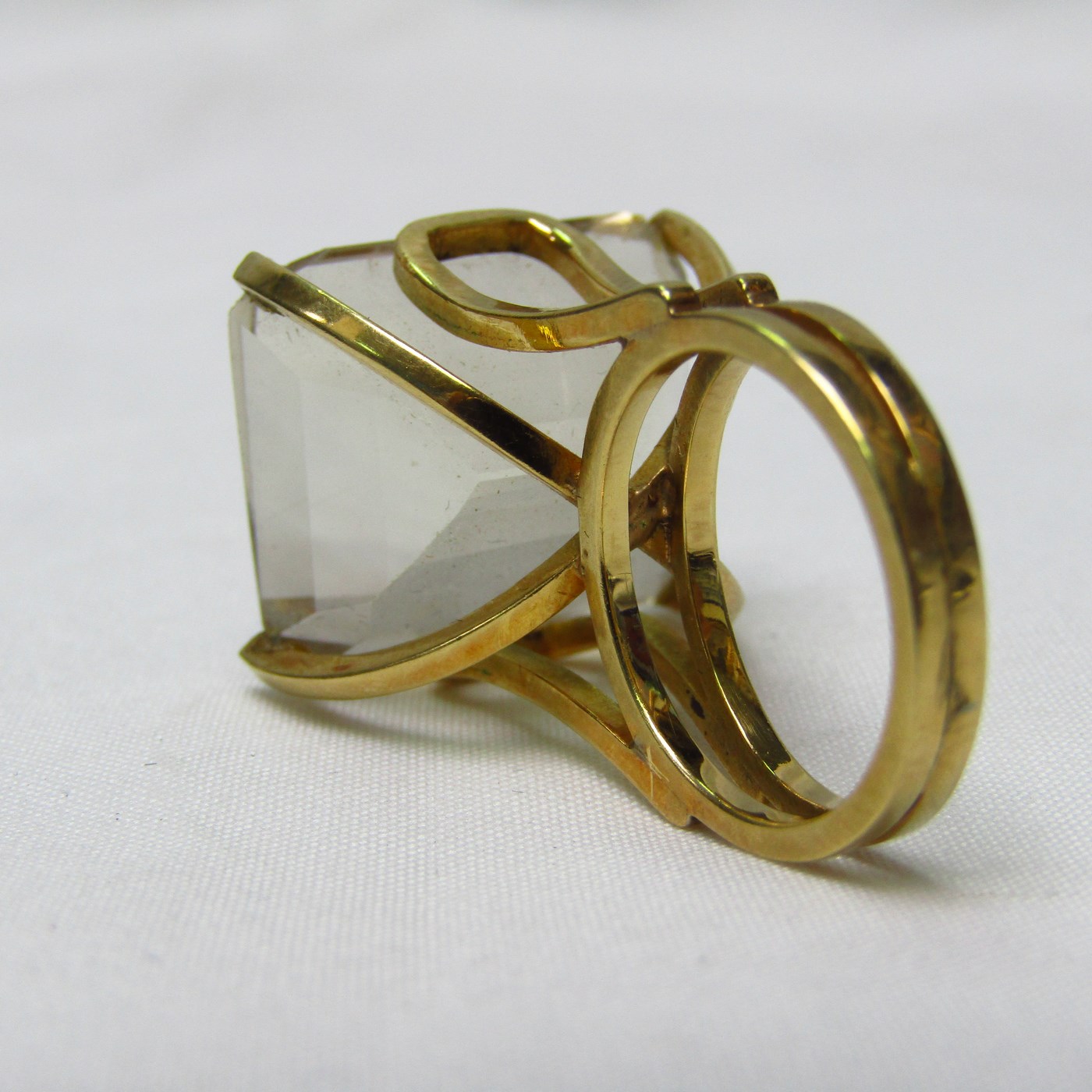 Sortijas en Oro de 18k, con Topacio central talla rectangular. Sortijas en Oro de 18k, con Topacio central talla rectangular.