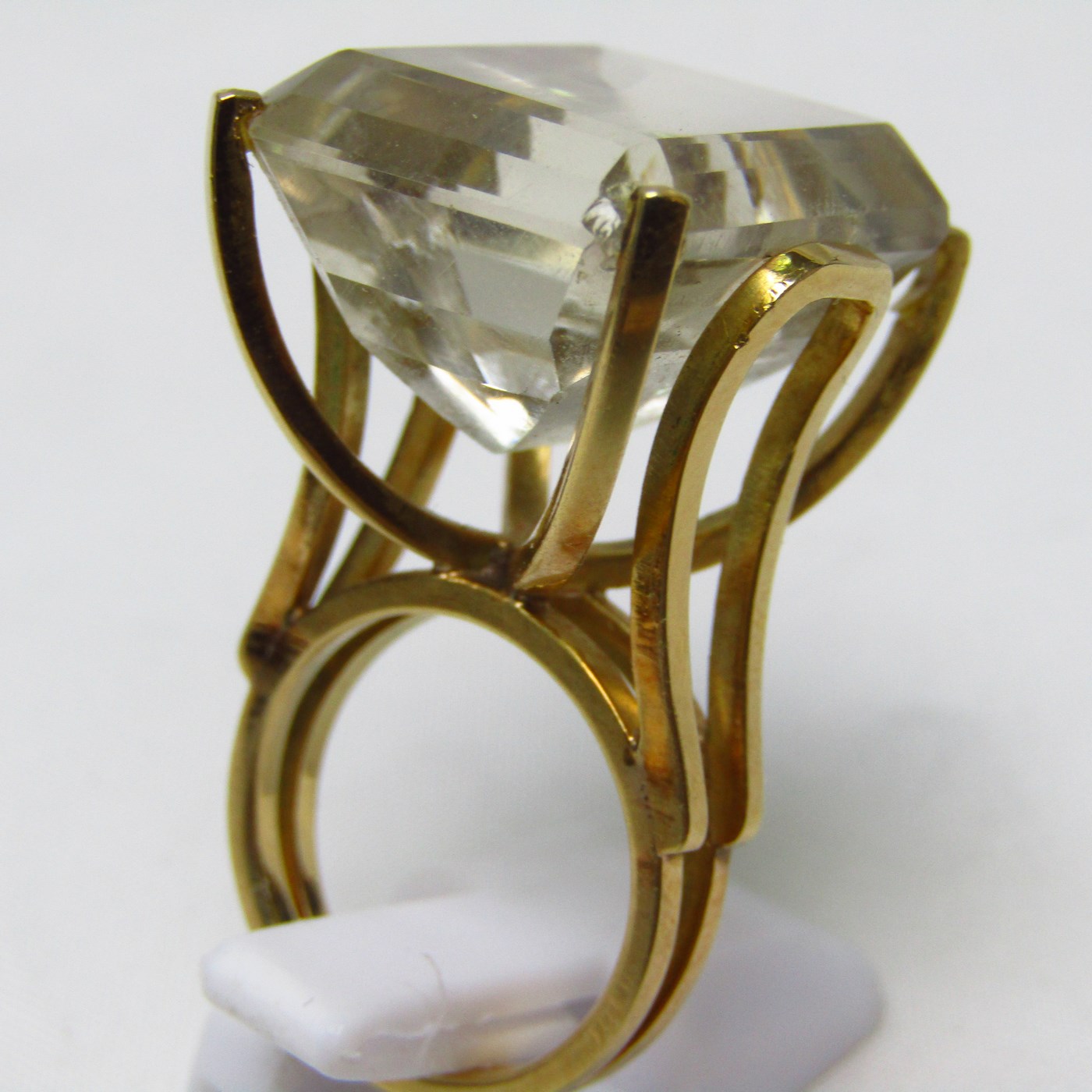 Sortijas en Oro de 18k, con Topacio central talla rectangular. Sortijas en Oro de 18k, con Topacio central talla rectangular.