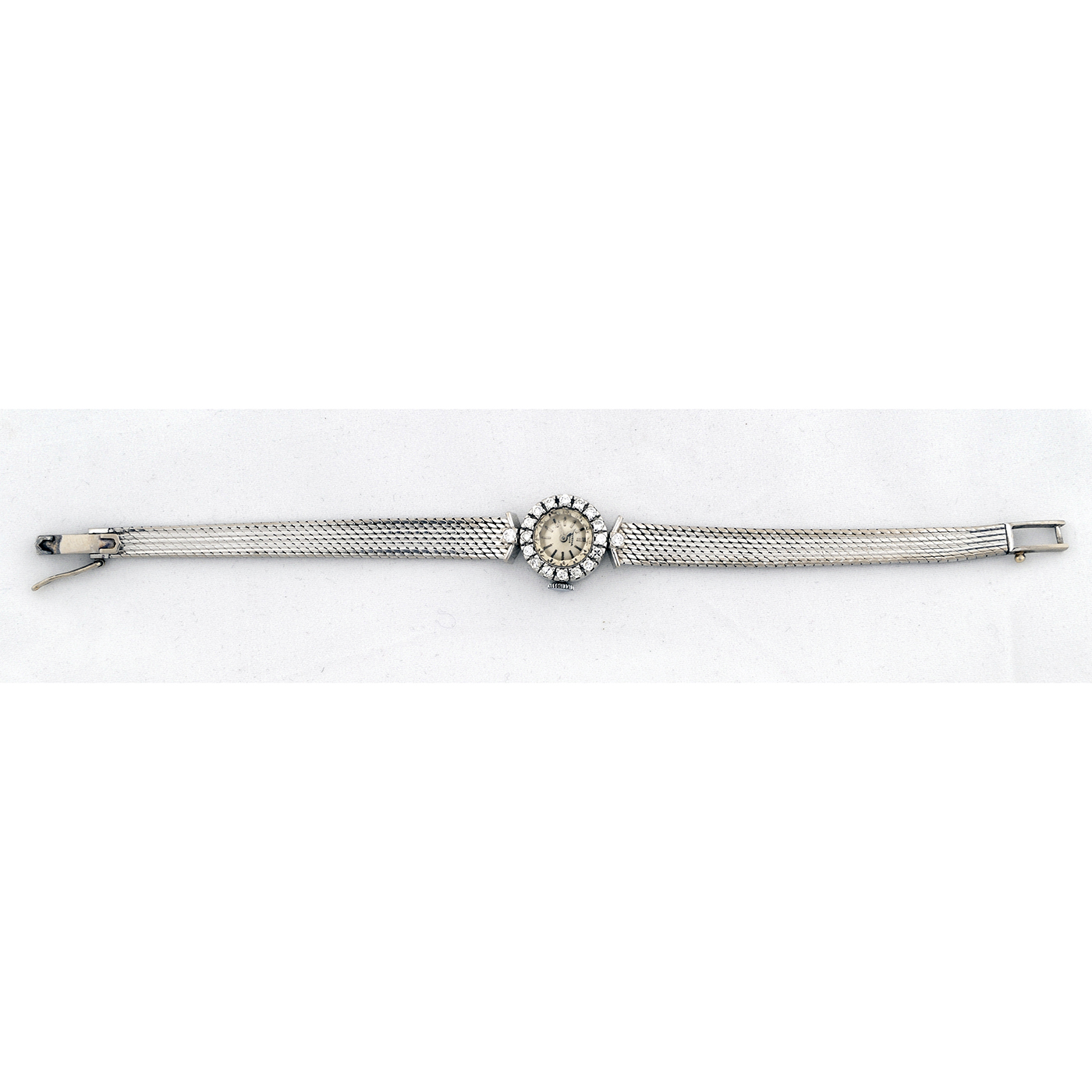 Universal Geneve. Reloj-Joya de pulsera con orla de Diamantes de 1,5 ct. Ca. 1950. Universal Geneve. Reloj-Joya de pulsera con orla de Diamantes de 1,5 ct. Ca. 1950.