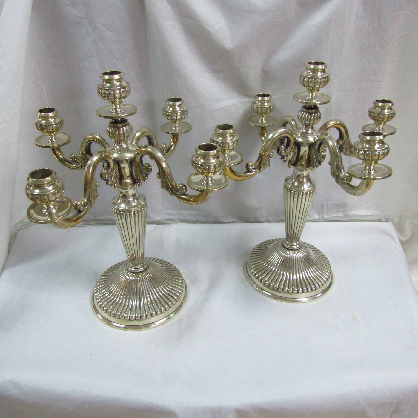 VILANOVA. Pareja de candelabros de cinco luces en plata. España. Siglo XX. VILANOVA. Pareja de candelabros de cinco luces en plata. España. Siglo XX.