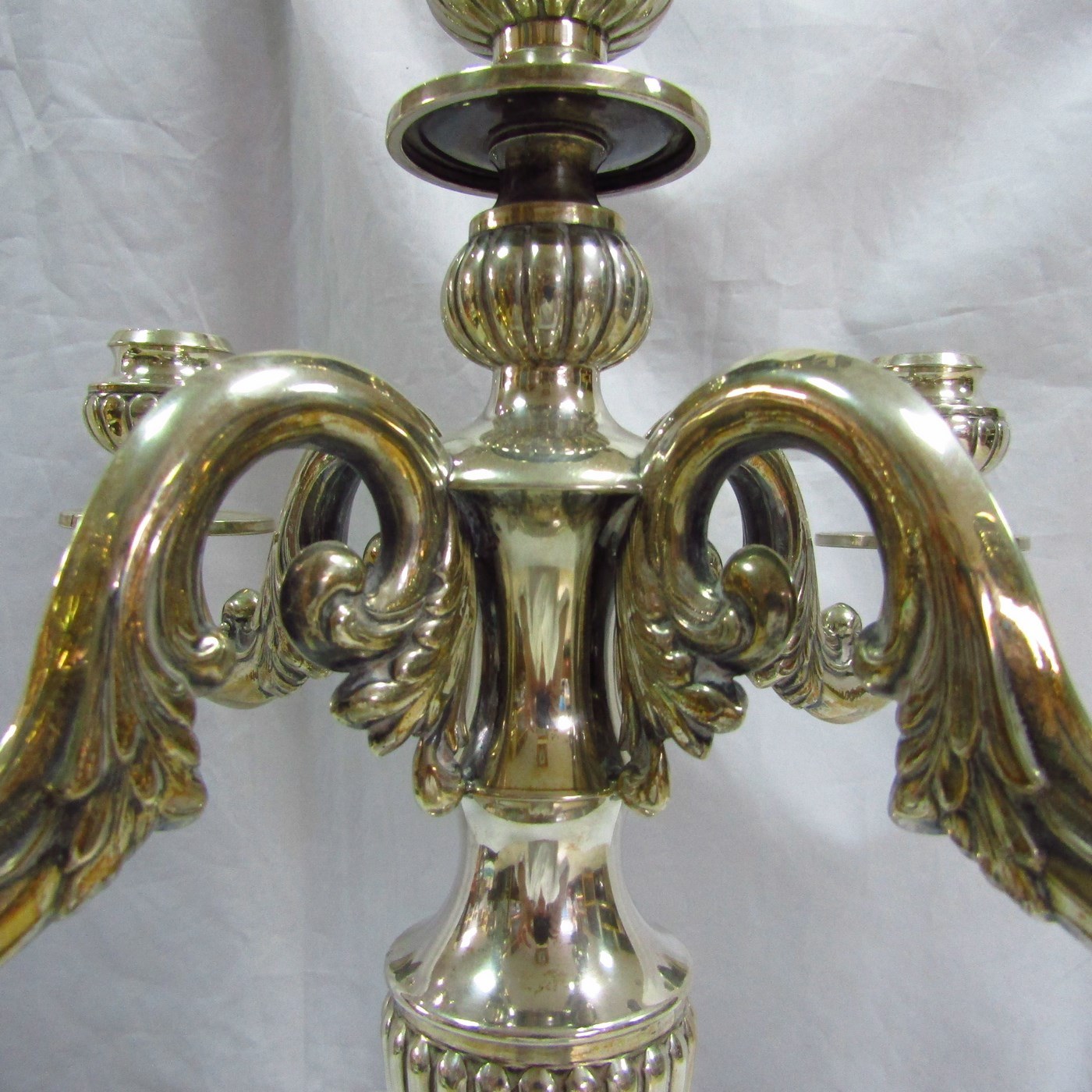VILANOVA. Pareja de candelabros de cinco luces en plata. España. Siglo XX. VILANOVA. Pareja de candelabros de cinco luces en plata. España. Siglo XX.