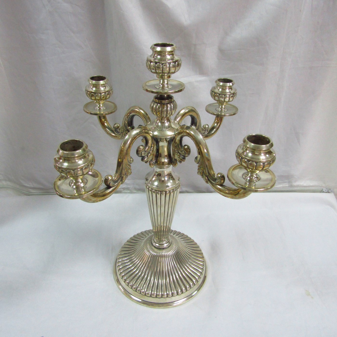 VILANOVA. Pareja de candelabros de cinco luces en plata. España. Siglo XX. VILANOVA. Pareja de candelabros de cinco luces en plata. España. Siglo XX.