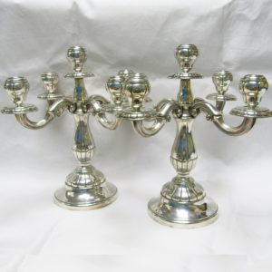 ALDAO. Pareja de candelabros de cinco luces en plata. España, siglo XX.