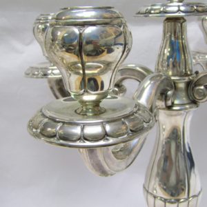 ALDAO. Pareja de candelabros de cinco luces en plata. España, siglo XX.