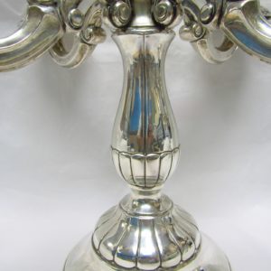 ALDAO. Pareja de candelabros de cinco luces en plata. España, siglo XX.