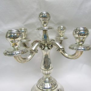 ALDAO. Pareja de candelabros de cinco luces en plata. España, siglo XX.