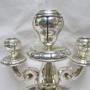 ALDAO. Pareja de candelabros de cinco luces en plata. España, siglo XX.