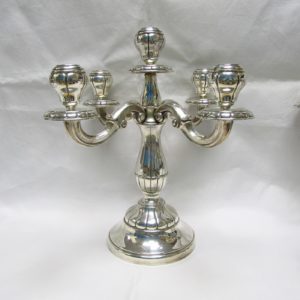 ALDAO. Pareja de candelabros de cinco luces en plata. España, siglo XX.