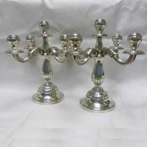 ALDAO. Pareja de candelabros de cinco luces en plata. España, siglo XX.