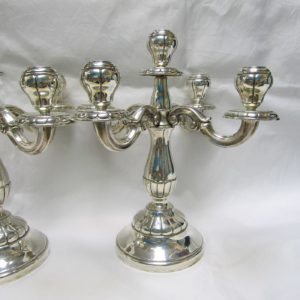 ALDAO. Pareja de candelabros de cinco luces en plata. España, siglo XX.