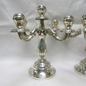 ALDAO. Pareja de candelabros de cinco luces en plata. España, siglo XX.