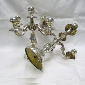 ALDAO. Pareja de candelabros de cinco luces en plata. España, siglo XX.