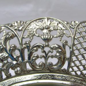 Bandeja circular con alero calado en plata. España, siglo XX.
