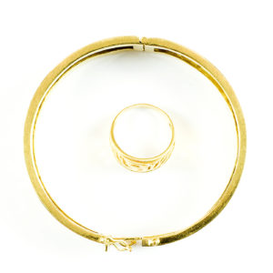 Conjunto de Anillo y Brazalete Rígido y calados, en Oro de 18k.