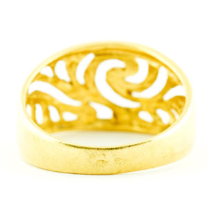 Conjunto de Anillo y Brazalete Rígido y calados, en Oro de 18k.