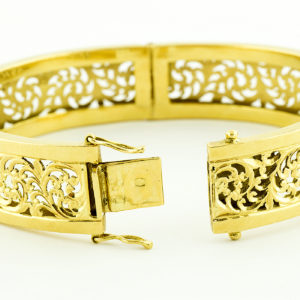 Conjunto de Anillo y Brazalete Rígido y calados, en Oro de 18k.