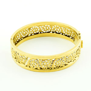 Conjunto de Anillo y Brazalete Rígido y calados, en Oro de 18k.