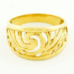 Conjunto de Anillo y Brazalete Rígido y calados, en Oro de 18k.