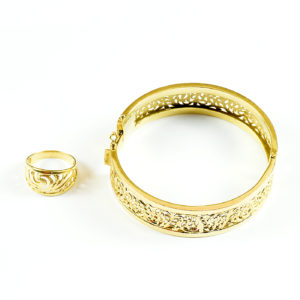 Conjunto de Anillo y Brazalete Rígido y calados, en Oro de 18k.