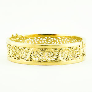 Conjunto de Anillo y Brazalete Rígido y calados, en Oro de 18k.