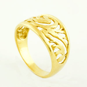 Conjunto de Anillo y Brazalete Rígido y calados, en Oro de 18k.