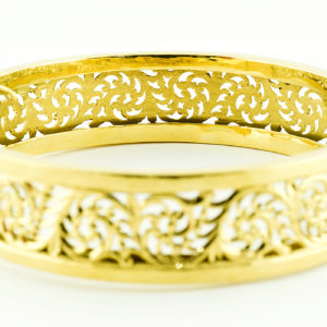 Conjunto de Anillo y Brazalete Rígido y calados, en Oro de 18k.