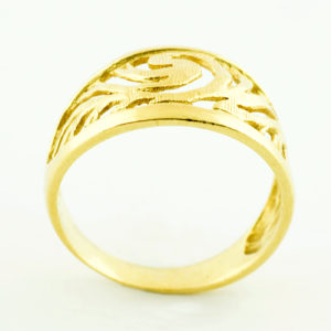 Conjunto de Anillo y Brazalete Rígido y calados, en Oro de 18k.