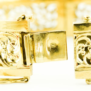 Conjunto de Anillo y Brazalete Rígido y calados, en Oro de 18k.