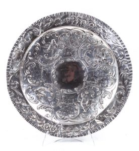 CORTE DE MADRID. Plato decorativo en plata repujada. España, siglo XVIII.