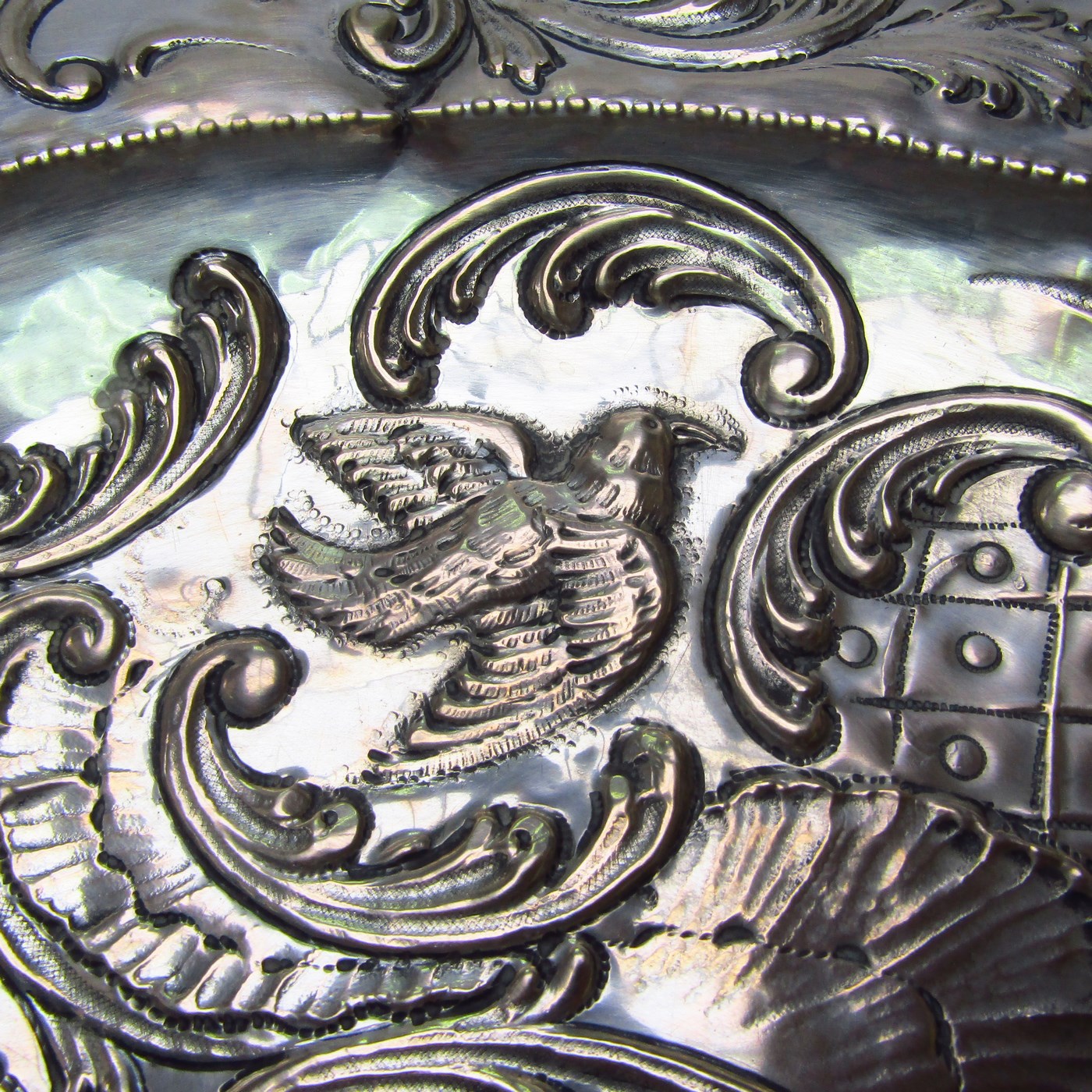 CORTE DE MADRID. Plato decorativo en plata repujada. España, siglo XVIII. CORTE DE MADRID. Plato decorativo en plata repujada. España, siglo XVIII.