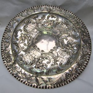 CORTE DE MADRID. Plato decorativo en plata repujada. España, siglo XVIII.