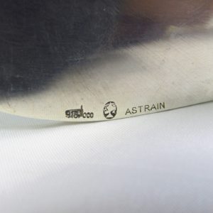 MATILDE ESPUÑES-ASTRAIN. Recogemigas y pala en plata. España, siglo XX.
