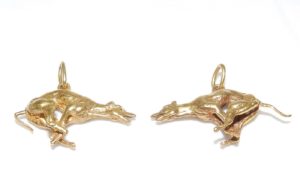 Pareja de Colgantes en Oro de 18k representando Galgos Españoles en carrera. Peso: 12,64 gr.