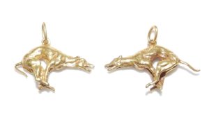 Pareja de Colgantes en Oro de 18k representando Galgos Españoles en carrera. Peso: 12,64 gr.