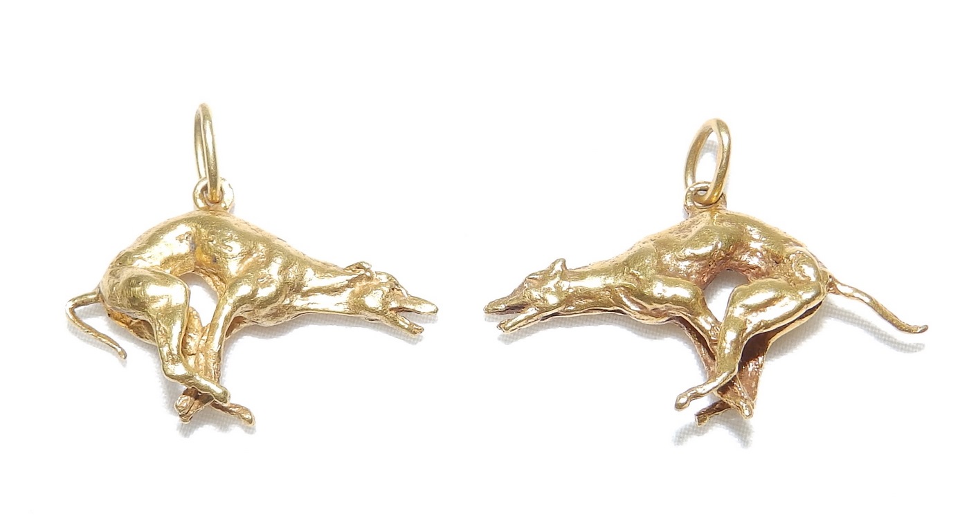 Pareja de Colgantes en Oro de 18k representando Galgos Españoles en carrera. Peso: 12,64 gr. Pareja de Colgantes en Oro de 18k representando Galgos Españoles en carrera. Peso: 12,64 gr.