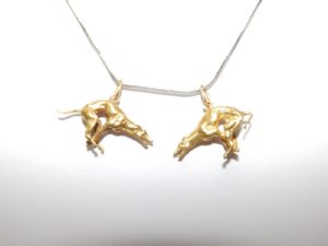 Pareja de Colgantes en Oro de 18k representando Galgos Españoles en carrera. Peso: 12,64 gr.