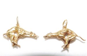 Pareja de Colgantes en Oro de 18k representando Galgos Españoles en carrera. Peso: 12,64 gr.