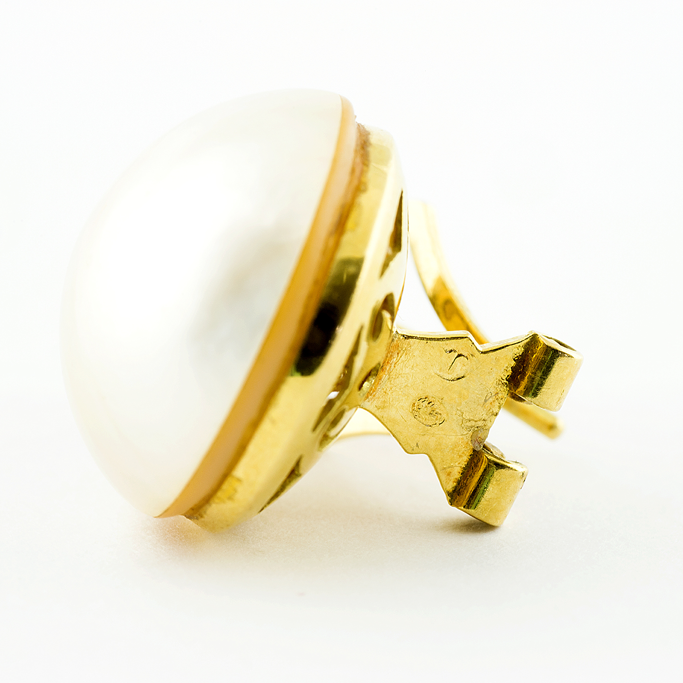 Pareja de Pendientes en Oro de 18k con Diamantes talla Brillante de 1,50 ct. total, Color: F. Claridad: SI1 y Perlas Naturales. Peso: 9 gr.