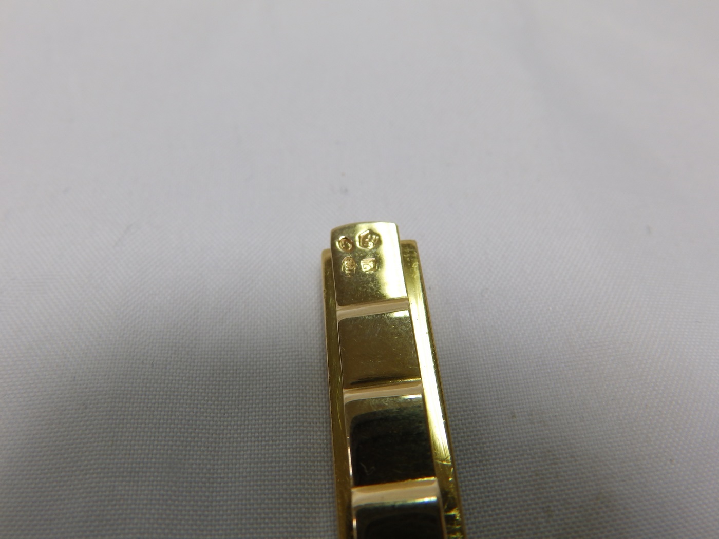 Pisacorbata en Oro de 18k con incrustaciones de nácar y esmalte negro. Peso: 11,10 gr. Pisacorbata en Oro de 18k con incrustaciones de nácar y esmalte negro. Peso: 11,10 gr.