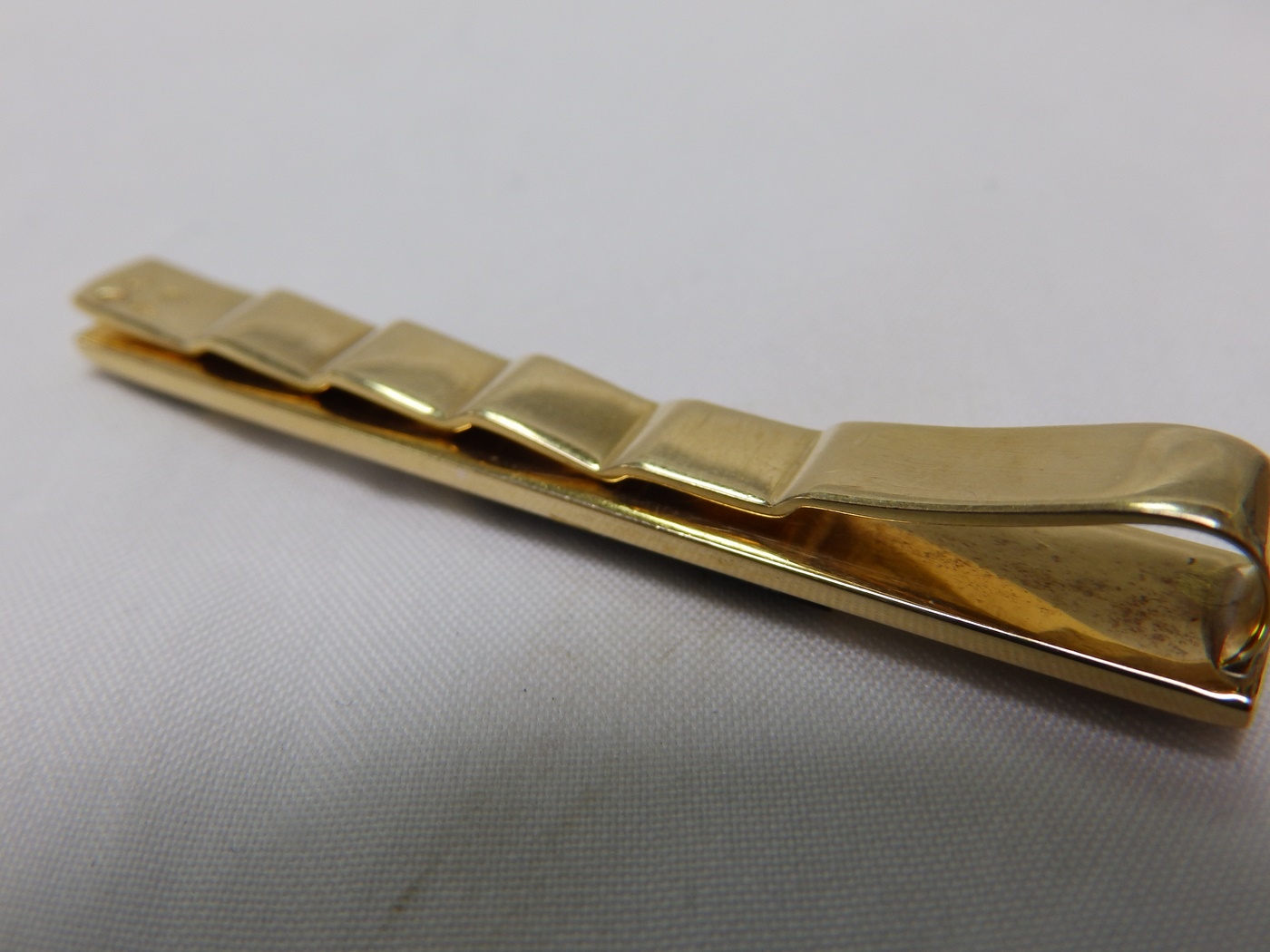 Pisacorbata en Oro de 18k con incrustaciones de nácar y esmalte negro. Peso: 11,10 gr. Pisacorbata en Oro de 18k con incrustaciones de nácar y esmalte negro. Peso: 11,10 gr.