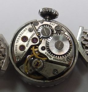 Universal Geneve. Reloj-Joya de pulsera con orla de Diamantes de 1,5 ct. Ca. 1950.